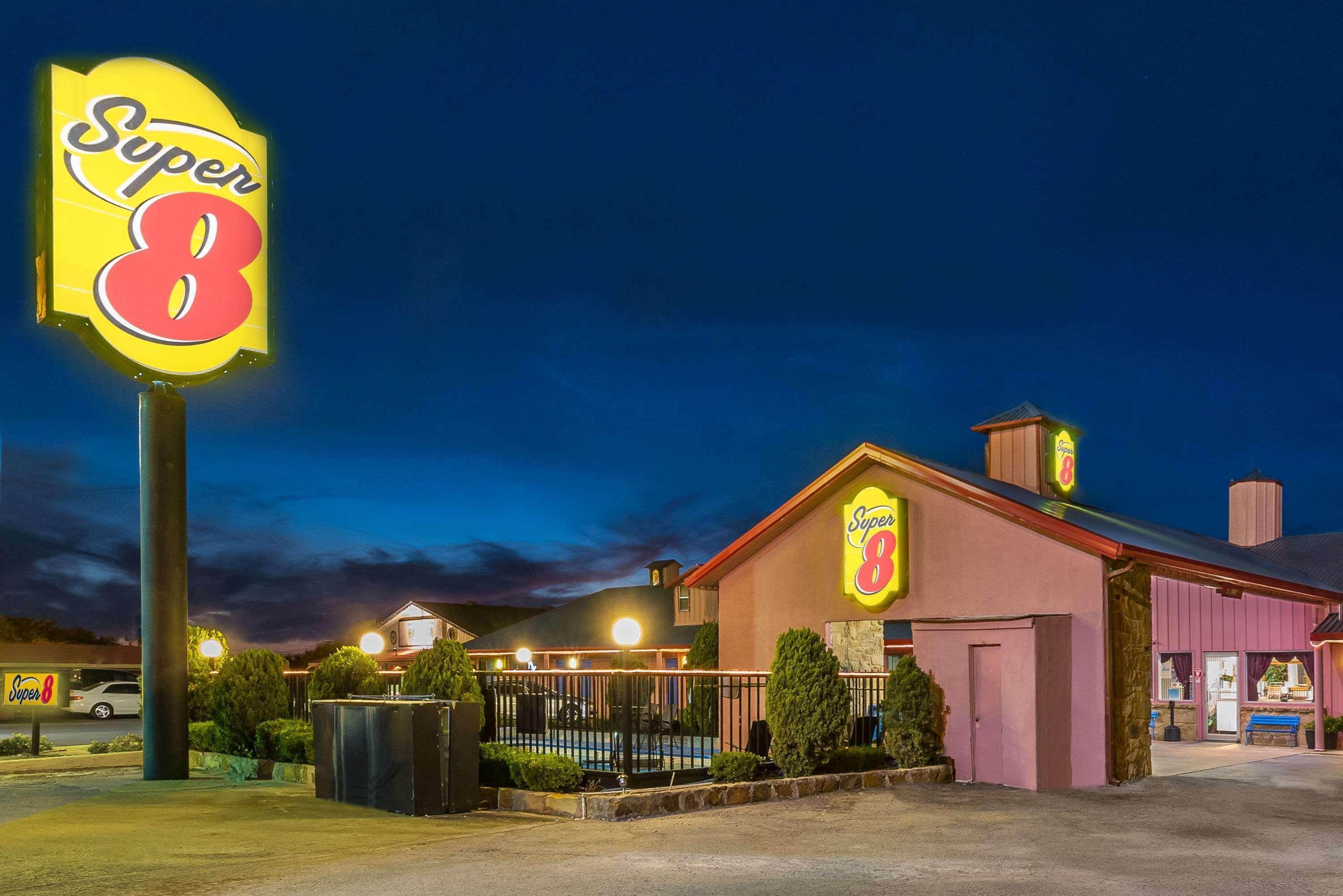 Super 8 By Wyndham Eastland Hotel Eksteriør billede