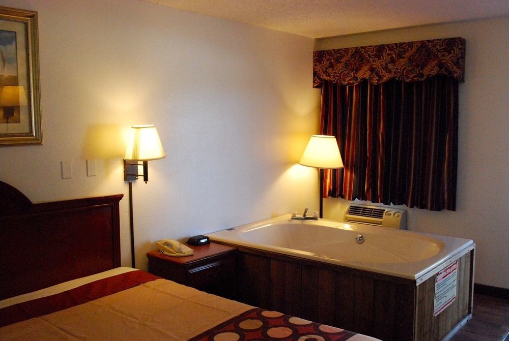 Super 8 By Wyndham Eastland Hotel Eksteriør billede